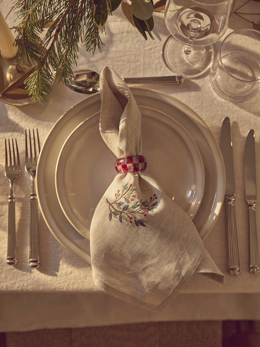 How to create a memorable Christmas table setting